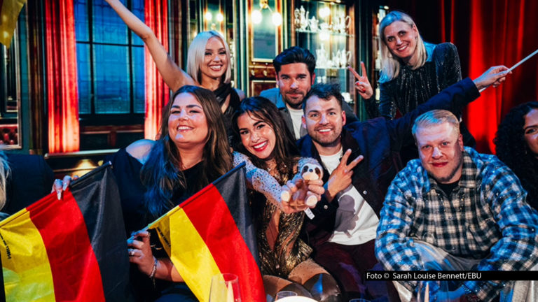 Beim ESC landete Sarah Engels auf Platz 23 – doch die Stimmung im Team blieb positiv. Kick-Media-Vorstandschef Alexander Elbertzhagen: „Wir sind sehr stolz auf Sarah.“ 2027 geht Engels auf Tour. Ab Mittwoch steht sie wieder in der Kölner Produktion „Moulin Rouge! Das Musical“ auf der Bühne. (Foto © Sarah Louise Bennett/EBU)