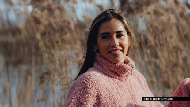 Sarah Engels hat mit „Ich bleib“ einen Song über Zusammenhalt in schwierigen Zeiten veröffentlicht. Seit dem 21. Februar ist er auf allen Streaming-Plattformen verfügbar. Ein Musikvideo erscheint in den kommenden Tagen. Erste Einblicke gibt‘s jedoch bereits ab heute auf Instagram. (Foto: Basti Sevastos)