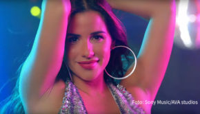 Heute erscheint Sarah Engels‘ neue Single „Im freien Fall nach oben“ plus Video. Mit dem Clip zelebriert die Sängerin die Leichtigkeit des Seins und formuliert zugleich eine Liebeserklärung an den euphorischen Moment. (Foto: Sony Music/AVA studios)