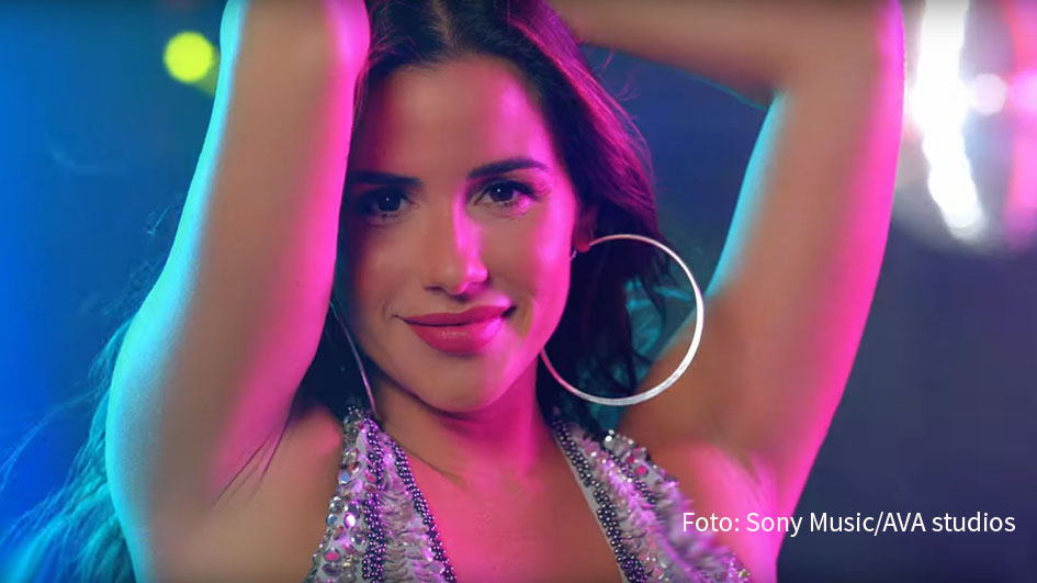 Heute erscheint Sarah Engels‘ neue Single „Im freien Fall nach oben“ plus Video. Mit dem Clip zelebriert die Sängerin die Leichtigkeit des Seins und formuliert zugleich eine Liebeserklärung an den euphorischen Moment. (Foto: Sony Music/AVA studios)