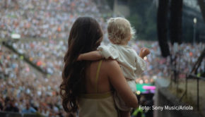 Seit dem 25. Oktober gibt’s Sarah Engels‘ neue Single „Starke Mädchen“ überall zum Streamen. Die berührende Ballade widmet die Sängerin ihrer Tochter Solea, mit der klaren Botschaft: Aus starken Mädchen werden starke Frauen. (Foto: Sony Music/Ariola)