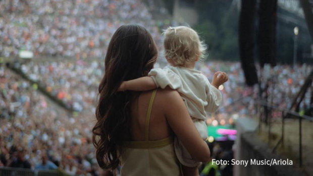 Seit dem 25. Oktober gibt’s Sarah Engels‘ neue Single „Starke Mädchen“ überall zum Streamen. Die berührende Ballade widmet die Sängerin ihrer Tochter Solea, mit der klaren Botschaft: Aus starken Mädchen werden starke Frauen. (Foto: Sony Music/Ariola)