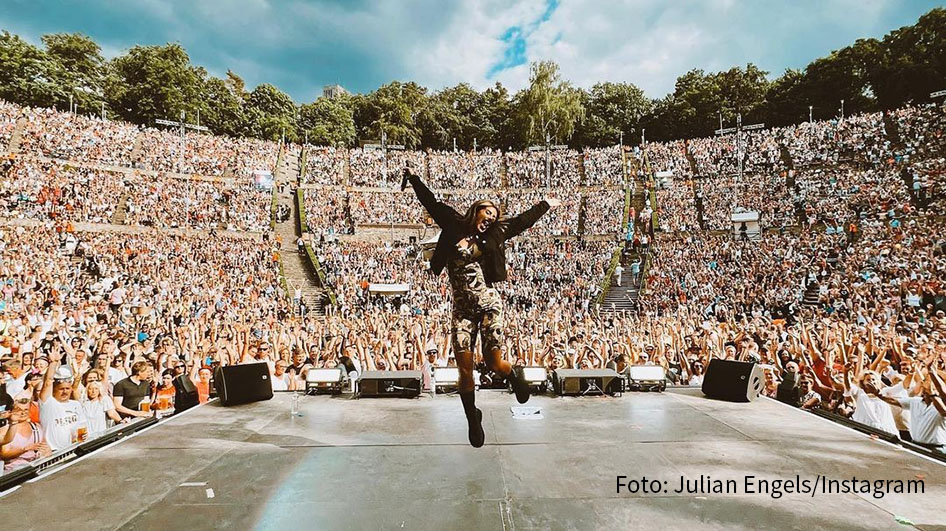 Entertainerin Sarah Engels trat am Samstag bei der „Schlagernacht des Jahres“ auf. In der Berliner Waldbühne gaben sich zahlreiche Stars wie Kerstin Ott, Marianne Rosenberg, Howard Carpendale, Oli.P u.v.a. das Mikro in die Hand. (Foto: Julian Engels/Instagram)