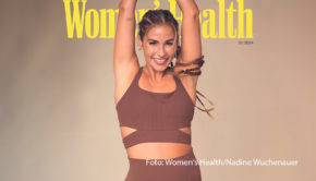 Sängerin Sarah Engels ziert das Cover der aktuellen Ausgabe des Magazins „Women’s Health“. Im exklusiven Interview verrät die Zweifach-Mama, wie sie Familie, Beruf und Sport unter einen Hut bekommt und welche Vorsätze sie sich fürs kommende Jahr vornimmt. (Foto: Women‘s Health/Nadine Wuchenauer)