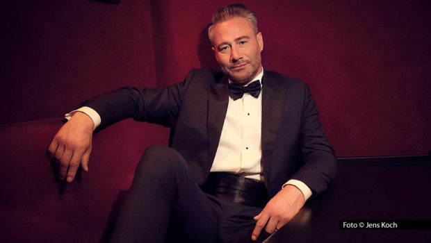 Beim „Ball des Sports“, dem alljährlichen Benefiz-Event der Sporthilfe, steht seit über 30 Jahren traditionell ein Mitternachts-Konzert eines bekannten Musikstars auf dem Programm. 2025 steht Sänger und Entertainer Sasha auf der Bühne der Frankfurter Festhalle. (Foto: Jens Koch)