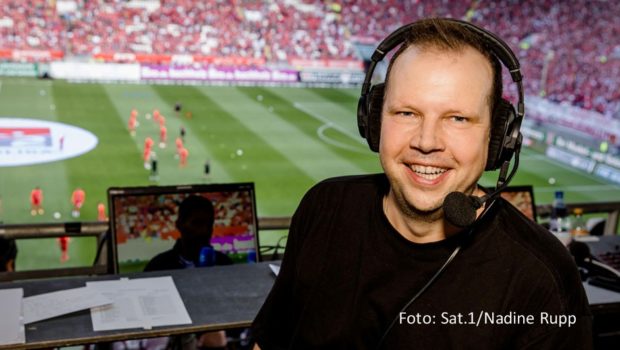 Kommentator Wolff Christoph Fuss sitzt am 2. August im Kölner Rhein-Energie-Stadion für Sat.1 am Mikrofon. Der Free-TV-Sender überträgt das Auftaktspiel zur neuen Saison in der 2. Fußball-Bundesliga live. Gastgeber 1. FC Köln empfängt dabei den Hamburger SV. (Foto: Sat.1/Nadine Rupp)