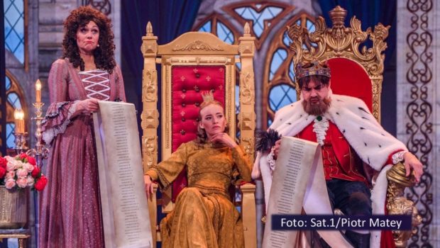 Zwei neue, prominent besetzte Ausgaben von „Die Comedy Märchenstunde“ stehen am 11. und 18. Dezember in Sat.1 auf dem Programm. Dabei sorgen u.a. Ruth Moschner, Valerie Huber und Matze Knop für eine Neuinterpretation von „König Drosselbart“. (Foto: Sat.1/ Piotr Matey)