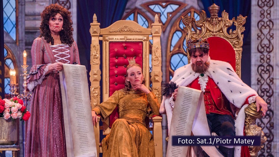 Zwei neue, prominent besetzte Ausgaben von „Die Comedy Märchenstunde“ stehen am 11. und 18. Dezember in Sat.1 auf dem Programm. Dabei sorgen u.a. Ruth Moschner, Valerie Huber und Matze Knop für eine Neuinterpretation von „König Drosselbart“. (Foto: Sat.1/ Piotr Matey)