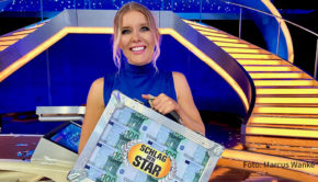 Nach einem überaus spannenden Wettkampf durfte Moderatorin, Autorin und Juristin Laura Karasek am Samstagabend den Preisgeld-Koffer bei „Schlag den Star“ in Empfang nehmen. Sie setzte sich in der erfolgreichen ProSieben-Show gegen „Let’s Dance“-Jurorin Motsi Mabuse durch. (Foto: Marcus Wanke)