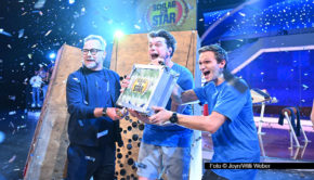 In der ProSieben-Show „Schlag den Star“ gewann Lutz van der Horst einen prallgefüllten Geldkoffer. Doch der „heute show“-Außenreporter kennt auch andere Zeiten. In Barbara Schönebergers Podcast „Mit den Waffeln einer Frau“ spricht er jetzt über die Entstehungsgeschichte seines ersten Romans. Foto © Joyn/Willi Weber