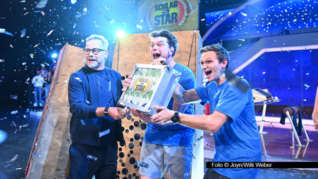 In der ProSieben-Show „Schlag den Star“ gewann Lutz van der Horst einen prallgefüllten Geldkoffer. Doch der „heute show“-Außenreporter kennt auch andere Zeiten. In Barbara Schönebergers Podcast „Mit den Waffeln einer Frau“ spricht er jetzt über die Entstehungsgeschichte seines ersten Romans. Foto © Joyn/Willi Weber