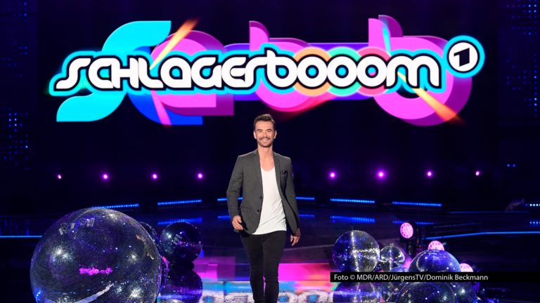 Am 18. Oktober präsentiert Entertainer Florian Silbereisen live im Ersten eine neue „Schlagerbooom“-Ausgabe. Unter dem Motto „Alles funkelt! Alles glitzert!“ treten am Abend u.a. Andrea Berg, Roland Kaiser, die Band Unheilig, Alina und die No Angels auf. Foto © MDR/ARD/JürgensTV/Dominik Beckmann