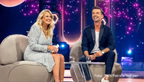 Bereits im Rahmen von „Verstehen Sie Spaß?“ gelang es Barbara Schöneberger, den Entertainer Florian Silbereisen mit einem TV-Streich zu überraschen. Zum großen Jubiläum seiner „Feste“-Shows gab es von der Moderatorin sowie zahlreichen Gästen die nächste Überraschung vor laufender Kamera. (Foto: SWR/Patricia Neligan)