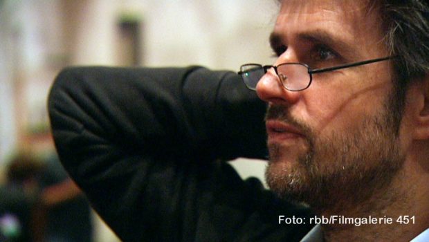 Vor zwölf Jahren starb Christoph Schlingensief. Das Erste erinnert am heutigen 20. Juli mit dem preisgekrönten Dokumentarfilm „Schlingensief – In das Schweigen hineinschreien“ an das Werk des Filmemachers, Opernregisseurs, Aktionskünstlers und politischen Aktivisten. (Foto: rbb/Filmgalerie 451)