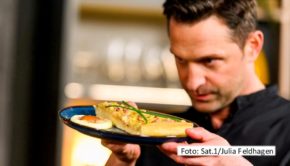 Im Sat.1-Nachmittagsprogramm lädt Alexander Kumptner weiterhin zum kulinarischen Wettkampf „Das Schnäppchen-Menü“ ein – ab dem 27. Mai zur neuen Sendezeit um 15:00 Uhr. In dieser Woche treten u.a. die Teams „Die farbenfrohen Künstler“, „Gechillte Metaller“ und „Die Schlumpfsammler“ an. (Foto: Sat.1/Julia Feldhagen)