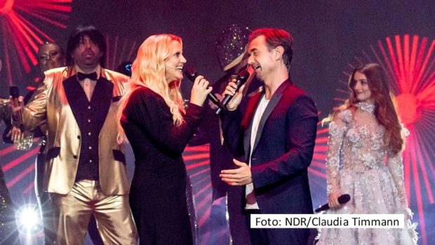 Barbara Schöneberger und Florian Silbereisen, hier bei einem musikalischen Auftritt im Rahmen des ESC-Vorentscheids 2023, moderieren in diesem Jahr erstmals gemeinsam die „Goldene Henne“. Die 30. Ausgabe des Publikumspreises von MDR und „Superillu“ findet am 15. November in Leipzig statt. (Foto: NDR/Claudia Timmann)