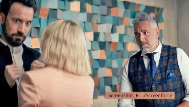 Am 13. Juni haben die online durchgeführten Screenforce Days mit dem Screening der RTL-Gruppe begonnen. Durch den Präsentations-Film führten Jan Köppen und Janin Ullmann, die darin auf bekannte Programm-Gesichter wie den Koch und Vox-Dating-Experten Roland Trettl trafen. (Foto: RTL/Screenforce)