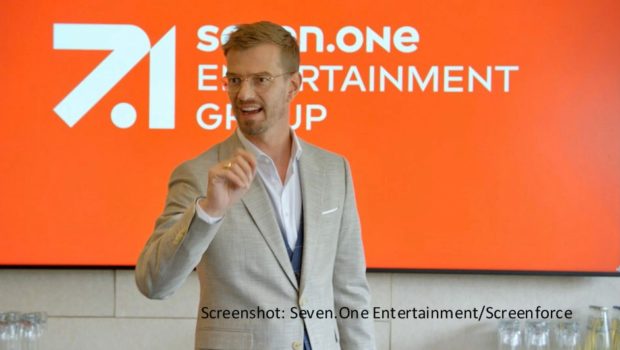 Im Präsentationsfilm von Seven.One Entertainment bei den Screenforce Days versuchte sich Joko Winterscheidt eher erfolglos als Berater. Im Programm der neuen ProSieben-Saison wird er aber wieder eine wichtige Rolle spielen. Sat.1 kündigte u.a. eine Ärztinnen-Serie für den Vorabend an. (Foto: Seven.One Entertainment/Screenforce)
