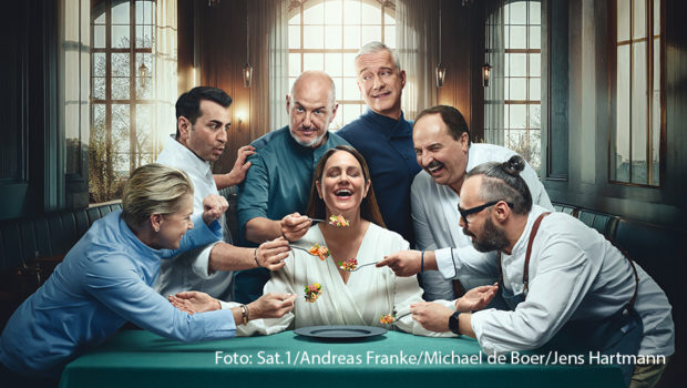 Die Screenforce Days finden nach mehreren digitalen Ausgaben in diesem Jahr wieder als Präsenzveranstaltung statt. Am 13. Juni stellt die TV- und Bewegtbildbranche ihre Neuheiten vor. So präsentierte u.a. Seven.One die Programm-Highlights von ProSiebenSat.1, darunter die Kochshow „Wer kocht das Beste für die Gäste?“ mit Frank Rosin und Cornelia Poletto. (Foto: Sat.1/Andreas Franke/Michael de Boer/Jens Hartmann)