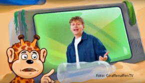 Singer-Songwriter Tim Bendzko hat für das Kinder-Musikalbum „Giraffenaffen 9 – Weltreise“ eine neue Version seines Hits „Nur noch die kurz Welt retten“ aufgenommen, in der er eindringlich für mehr Umweltschutz appelliert. Zum Release am 18. Oktober ist auch ein Musikvideo des Songs erschienen.