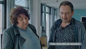 Die Coming-of-Age-Serie „Nackt über Berlin“, mit der Axel Ranisch seinen eigenen Roman verfilmt hat, wird linear am 12. Oktober auf Arte und am 13. Oktober im Ersten ausgestrahlt. Zum namhaft besetzten Cast gehören u.a. Meltem Kaptan und Thorsten Merten. (Foto: ARD/Arte Screenshot)
