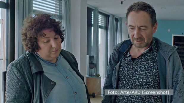 Die Coming-of-Age-Serie „Nackt über Berlin“, mit der Axel Ranisch seinen eigenen Roman verfilmt hat, wird linear am 12. Oktober auf Arte und am 13. Oktober im Ersten ausgestrahlt. Zum namhaft besetzten Cast gehören u.a. Meltem Kaptan und Thorsten Merten. (Foto: ARD/Arte Screenshot)