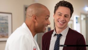 J.D. und Turk sind zurück: Für das Reboot der Kultserie „Scrubs“ standen Zach Braff und Donald Faison nach rund16 Jahren wieder als die beiden Ärzte des fiktiven „Sacred Heart“-Krankenhauses vor der Kamera. Die erste Folge ist ab sofort bei Disney+ verfügbar. Foto © Disney