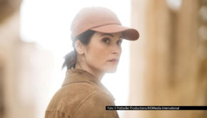 Die britische Spionage-Thrillerserie „Secret Service“ startet am 14. April exklusiv in Deutschland bei MagentaTV. Gemma Arterton spielt darin eine erfahrene Offizierin des MI6, die bei verdeckten Ermittlungen auf verdächtige Aktivitäten eine ranghohen britischen Politikers stößt. (Foto © Potboiler Productions/All3Media International)