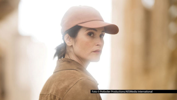 Die britische Spionage-Thrillerserie „Secret Service“ startet am 14. April exklusiv in Deutschland bei MagentaTV. Gemma Arterton spielt darin eine erfahrene Offizierin des MI6, die bei verdeckten Ermittlungen auf verdächtige Aktivitäten eine ranghohen britischen Politikers stößt. (Foto © Potboiler Productions/All3Media International)