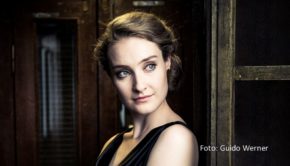 Im Rahmen des Dresdener SemperOpernballs im Frühjahr 2024 wird erstmals die neu geschaffene Auszeichnung CHOROS verliehen. Als erste Preisträgerin in der Kategorie „Newcomer“ wurde nun die Sopranistin Nikola Hillebrand bekannt gegeben. (Foto: Guido Werner)