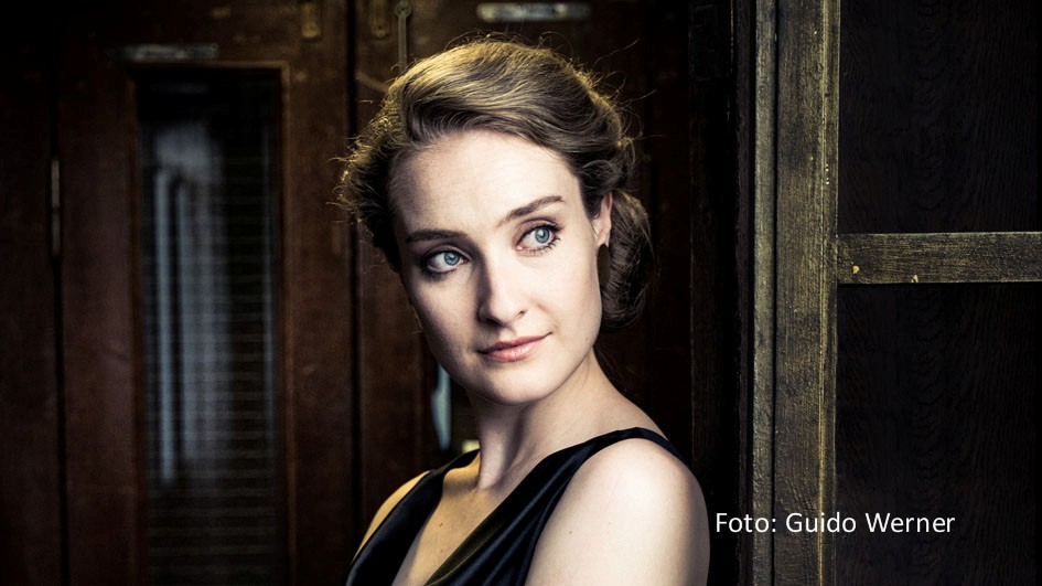 Im Rahmen des Dresdener SemperOpernballs im Frühjahr 2024 wird erstmals die neu geschaffene Auszeichnung CHOROS verliehen. Als erste Preisträgerin in der Kategorie „Newcomer“ wurde nun die Sopranistin Nikola Hillebrand bekannt gegeben. (Foto: Guido Werner)
