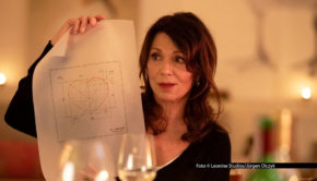 Schauspielerin Iris Berben kommt noch in diesem Monat als Hauptdarstellerin der Komödie „Ein fast perfekter Antrag“ in die Kinos. Zuvor wird sie noch am 6. Februar beim SemperOpernball in Dresden mit dem Choros Award ausgezeichnet. Das MDR Fernsehen überträgt die Veranstaltung live. (Foto © Leonine Studios/Jürgen Olczyk)