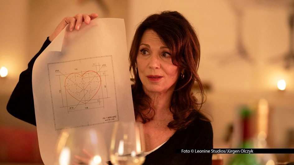 Schauspielerin Iris Berben kommt noch in diesem Monat als Hauptdarstellerin der Komödie „Ein fast perfekter Antrag“ in die Kinos. Zuvor wird sie noch am 6. Februar beim SemperOpernball in Dresden mit dem Choros Award ausgezeichnet. Das MDR Fernsehen überträgt die Veranstaltung live. (Foto © Leonine Studios/Jürgen Olczyk)