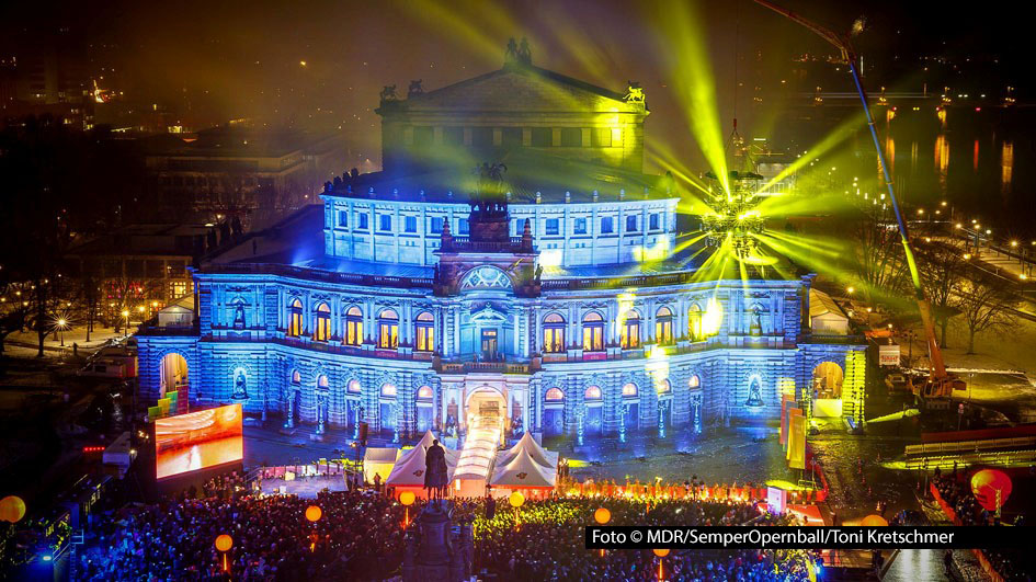 In Dresden wird am 7. Februar das 100. Jubiläum des SemperOpernballs gefeiert. Das MDR Fernsehen überträgt live. Die Moderation in verschiedenen Bereichen des Events übernehmen Stephanie Stumph, Tom Wlaschiha, Marco Schreyl, Cathy Hummels und Wolfgang Lippert. (Foto: MDR/SemperOper/Toni Kretschmer)