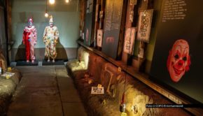 In Köln feiert „Serienkiller – Die True Crime Ausstellung“ ihre Deutschland-Premiere. Anhand von Originaldokumenten, Nachbildungen und Virtual-Reality-Elementen gibt’s Einblicke in die Gedankenwelten berüchtigter Mörder wie John Wayne Gacy, Ted Bundy oder Fritz Honka. (Foto © COFO Entertainment)