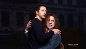 Eine Mischung aus internationalen Serien-Screenings und einem Kongressprogramm bietet das dreitägige Festival Seriesly Berlin, das ab dem 16. September seine Premiere feiert. Zum Auftakt ist die für Joyn produzierte Vampir-Comedy „Der Upir“ mit Fahri Yardim und Rocko Schamoni zu sehen. (Foto: Joyn)