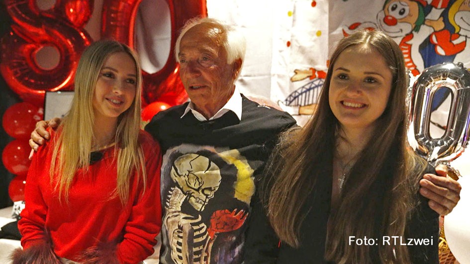 Opa Reinhold (80) mit den Enkeltöchtern Shania (li.) und Davina