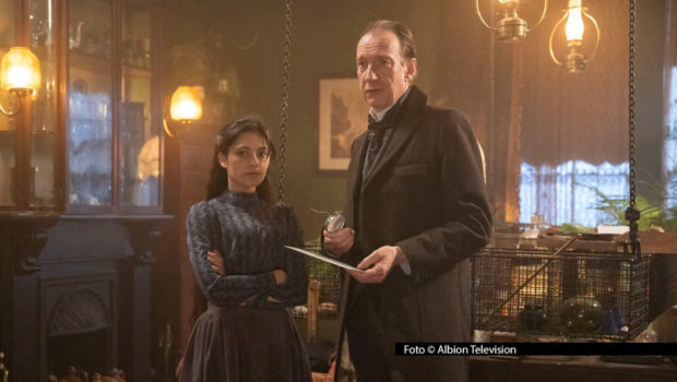 Die britisch-amerikanische Krimiserie „Sherlock & Daughter“ feiert bei MagentaTV ihre Deutschland-Premiere. „Harry Potter“-Star David Thewlis spielt darin den Meisterdetektiv Sherlock Holmes, der bei seinem Kampf gegen ein Verbrechersyndikat unerwartete Verstärkung erhält. (Foto © Albion Television)