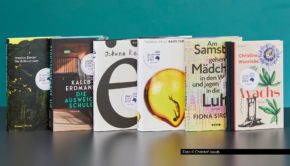 Seit heute stehen die Finalistinnen und Finalisten im Rennen um den Deutschen Buchpreises 2025 fest. Bei der Verleihung am 13. Oktober können u.a. die Werke von Dorothee Elmiger, Kaleb Erdmann und Thomas Melle auf die mit 25.000 Euro dotierte Auszeichnung hoffen. Foto © Christof Jakob