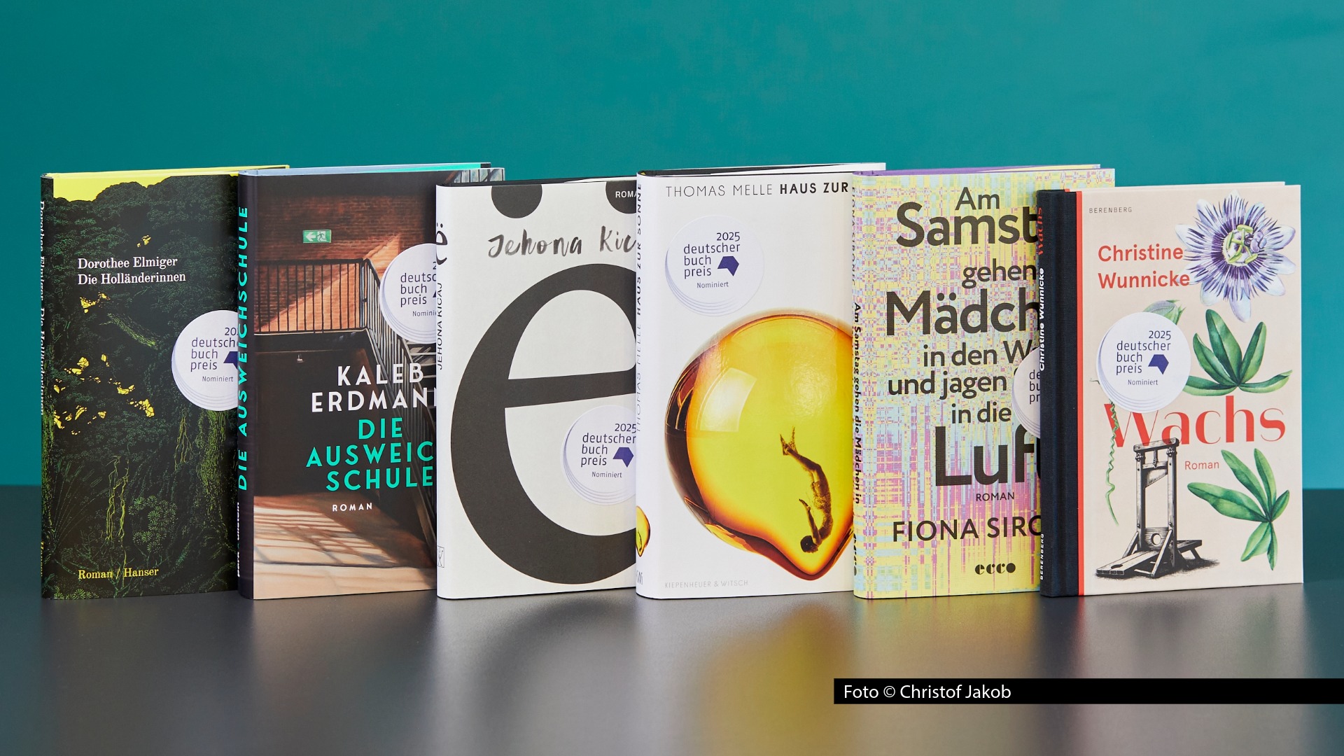 Seit heute stehen die Finalistinnen und Finalisten im Rennen um den Deutschen Buchpreises 2025 fest. Bei der Verleihung am 13. Oktober können u.a. die Werke von Dorothee Elmiger, Kaleb Erdmann und Thomas Melle auf die mit 25.000 Euro dotierte Auszeichnung hoffen. Foto © Christof Jakob