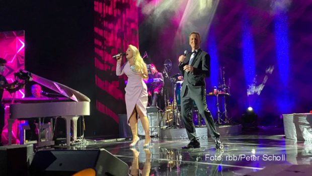 Das rbb Fernsehen zeigt am heutigen 26. November „Showtime, Herr Kessler!“ von und mit Michael Kessler. Der Entertainer reist durch die Hauptstadt und trifft für seine Showeinlagen auch prominente Kolleginnen und Kollegen wie Barbara Schöneberger. (Foto: rbb/Peter Scholl)
