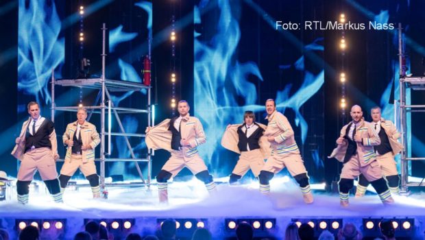 Beim großen Finale rückt die Feuerwehr an – und lässt die Hüllen fallen. Zum Auftakt der zweiten Staffel von „Showtime of my Life – Stars gegen Krebs“ am heutigen 15. Februar begeben sich u.a. Oliver Petszokat, Jan Sosniok und Pascal Hens bei Vox auf die Showbühne. (Foto: RTL/Markus Nass)
