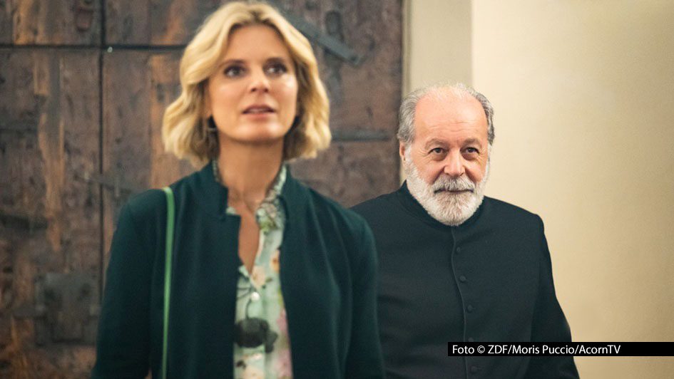 Als britische Geheimagentin im italienischen Exil geht Emilia Fox ab dem 20. April wieder im ZDF auf Verbrecherjagd. Zum Auftakt der neuen Staffel der Krimiserie „Signora Volpe“ spielt auch Mauro Marino als Geistlicher Padre Giuliano eine wichtige Rolle bei den Ermittlungen. (Foto: © ZDF/Moris Puccio/AcornTV)