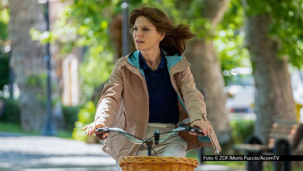 Ein weiterer Fall für „Signora Volpe“ steht am 27. April im ZDF auf dem Programm. Diesmal ermittelt die von Emilia Fox gespielte Titelheldin mit ungewohnter Haarfarbe und unter falschen Namen in einer Villa am Lago Trasimeno. Sie hat einen Undercover-Auftrag des Geheimdienst MI6 angenommen. Foto © ZDF/Moris Puccio/AcornTV