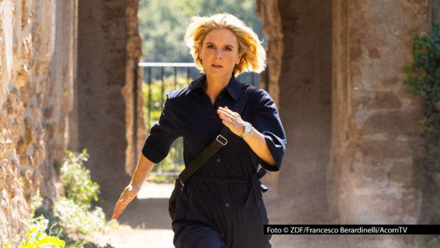 Sylvia Fox (Emilia Fox) verfolgt einen Verdächtigen. Foto-ZDF_Francesco-Berardinelli_AcornTV