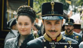 Die Nominierten für den Deutschen Fernsehpreis 2023 stehen fest. Dabei gehört die zweite Staffel der RTL-Serie „Sisi“ zu den Produktionen mit den meisten Nennungen. Sie steht ebenso fünf Mal auf der Liste wie die Netflix-Comedyserie „King of Stonks“. In der Sender-Auswertung liegt das ZDF vorne. (Foto: RTL/Armads Virbulis)