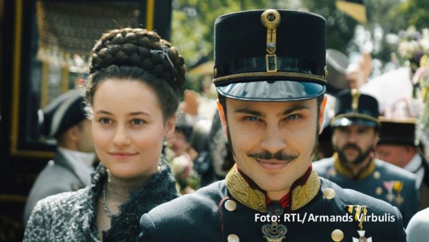 Die Nominierten für den Deutschen Fernsehpreis 2023 stehen fest. Dabei gehört die zweite Staffel der RTL-Serie „Sisi“ zu den Produktionen mit den meisten Nennungen. Sie steht ebenso fünf Mal auf der Liste wie die Netflix-Comedyserie „King of Stonks“. In der Sender-Auswertung liegt das ZDF vorne. (Foto: RTL/Armads Virbulis)