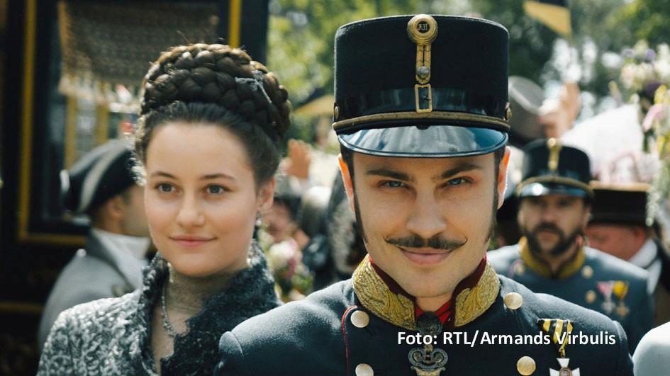 Die Nominierten für den Deutschen Fernsehpreis 2023 stehen fest. Dabei gehört die zweite Staffel der RTL-Serie „Sisi“ zu den Produktionen mit den meisten Nennungen. Sie steht ebenso fünf Mal auf der Liste wie die Netflix-Comedyserie „King of Stonks“. In der Sender-Auswertung liegt das ZDF vorne. (Foto: RTL/Armads Virbulis)