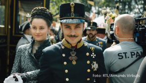 Dominique Devenport als Kaiserin Sisi und Jannik Schümann als Kaiser Franz Joseph I. kehren zur Weihnachtszeit zurück. Zunächst sind die sechs Folgen der zweiten Staffel von „Sisi“ ab 16. Dezember bei RTL+ abrufbar. Nach den Feiertagen laufen sie als Free-TV-Event bei RTL. (Foto: RTL/Armands Virbulis)