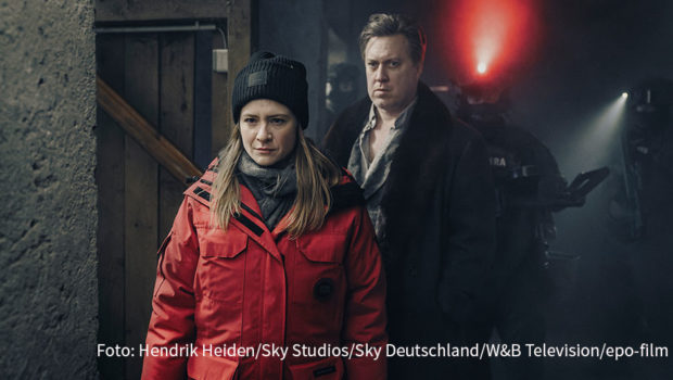 Die Nominierungen für den Deutschen Fernsehpreis stehen in 28 von insgesamt 30 Kategorien fest. Jury-Chef Wolf Bauer konstatiert einen zunehmenden „Mut zum Experimentieren“. Zu den Favoriten zählt die fünffach nominierte Sky-Serie „Der Pass“ mit Julia Jentsch und Nicholas Ofczarek. (Foto: Hendrik Heiden/Sky Studios/Sky Deutschland/W&B Television/epo-film)